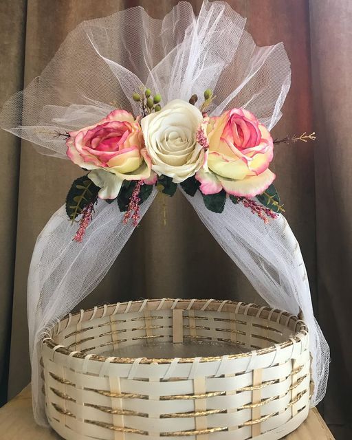 Elegant Floral Woven Gift Basket with Net Bow | Decorative White Hamper Basket with Artificial Roses | Wedding, Baby Shower & Return Gift Packaging Tray